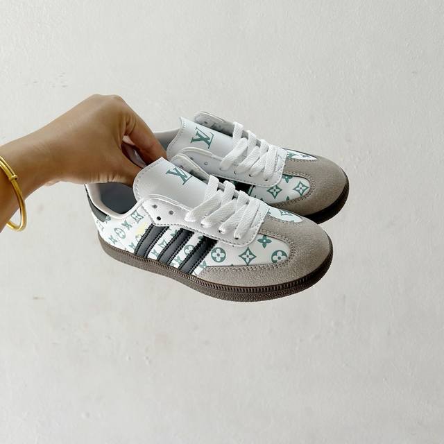 Adidas Adidas children's sneakers Size: 24-35 The hottest model on the Internet