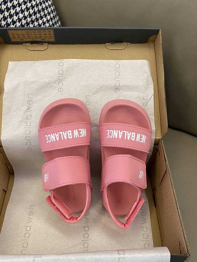 Original picture Nb Open-toed Velcro beach sandals, the toe is slightly upturne