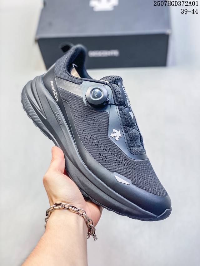 290K L Descente Lightweight cushioning and breathable upper Fashionable casual s
