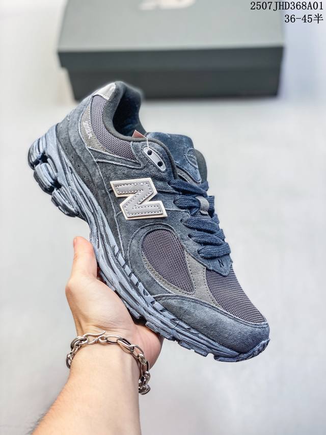 New Balance 2002R The classic color scheme of New Balance follows the classic te