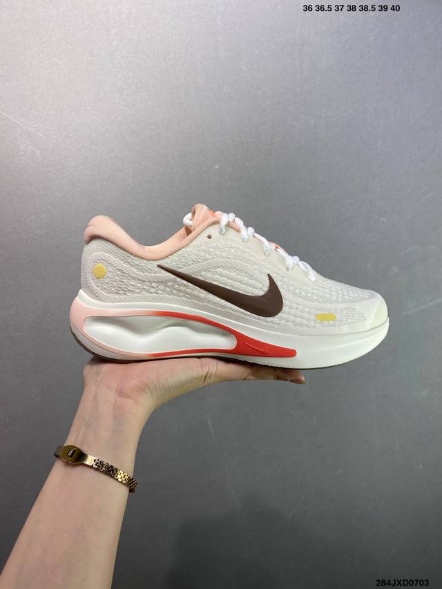 Corporate Nike Journey Run running shoes Uses a new type of shock-absorbing mat
