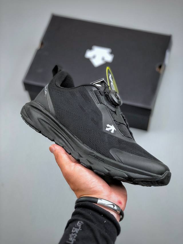 L Descente lightweight cushioning and breathable upper Fashionable casual sports