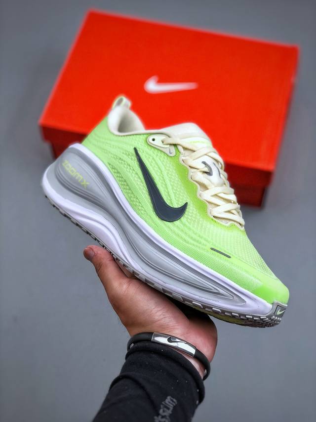 Nike Vomero Plus lightweight running shoes, comfortable and versatile, non-slip