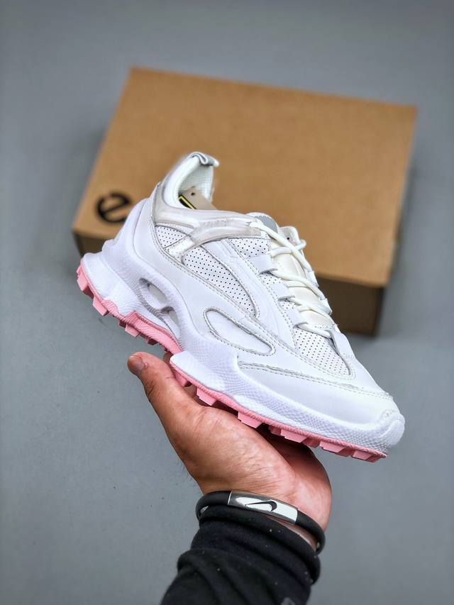 L Ecco leather strips and mesh are breathable, combining classic and modern craf