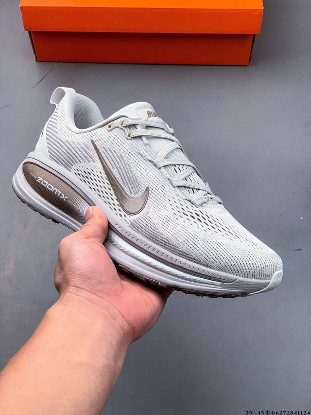Nike Air Zoom Vomero 18 Cushioned and breathable casual running shoesThe new ver