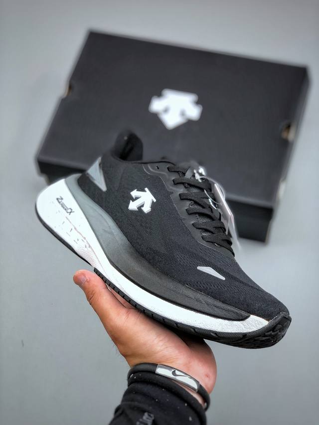 Descente Lightweight cushioning and breathable upper Fashionable casual sports m