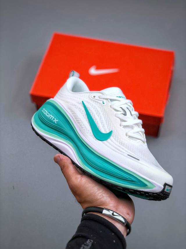 Nike Vomero Plus lightweight running shoes, comfortable and versatile, non-slip