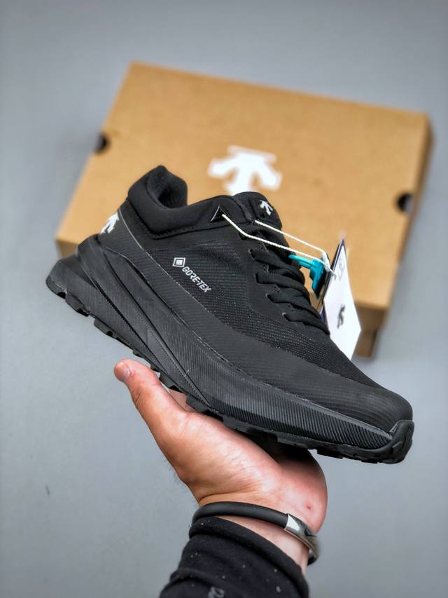 Company-level Descente Lightweight cushioning and breathable upper Fashionable