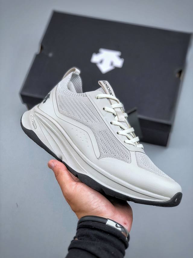 Descente Lightweight cushioning and breathable upper Fashionable casual sports m