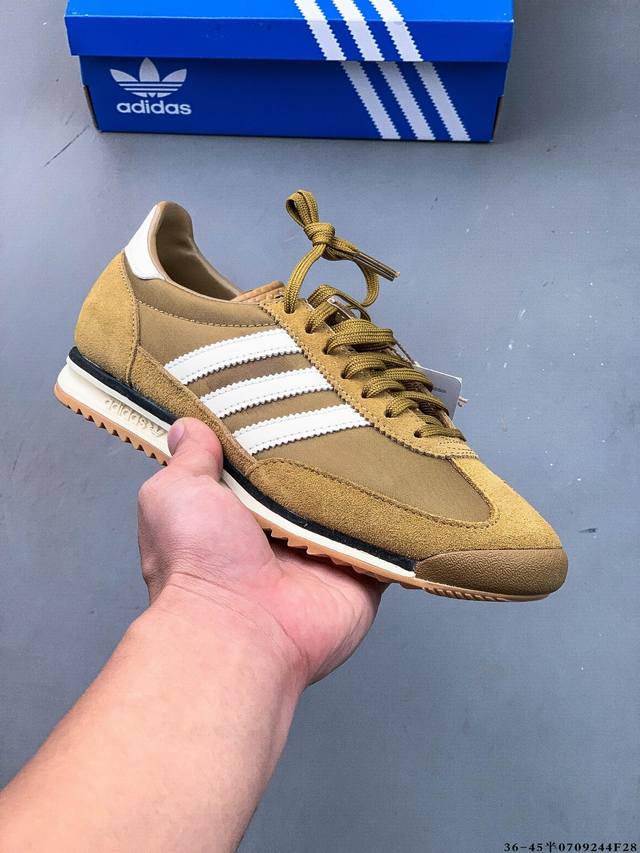 Company level! Adidas Sl 72 Rs is a brand new reset version. This retro shoe is