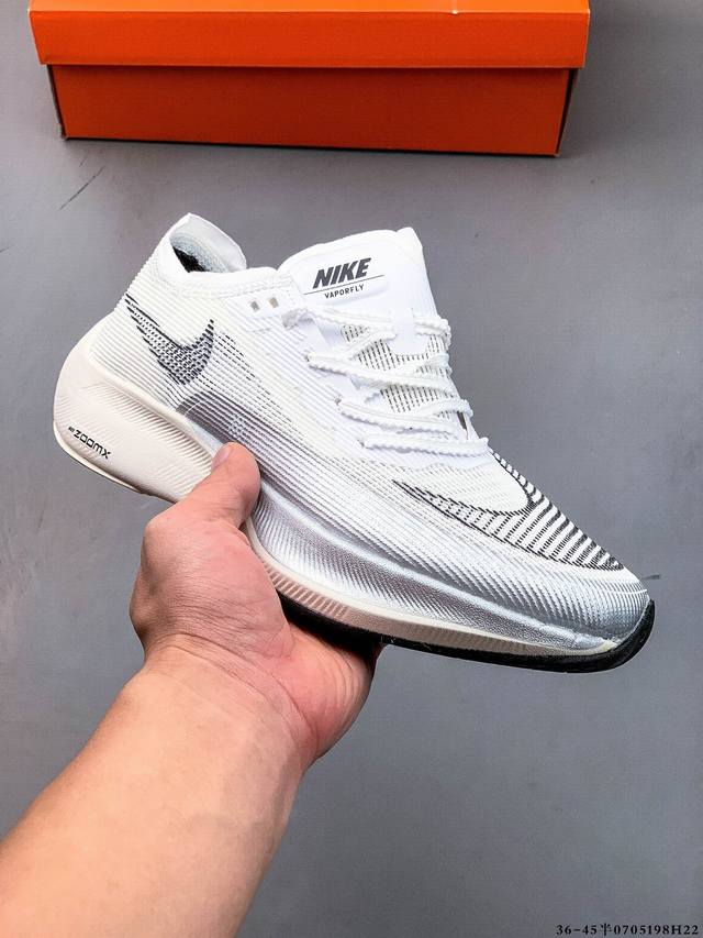 Collection Nike Zoomx Vaporfly Next% lightweight marathon running shoes. Using v