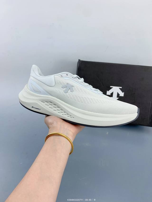 Company-level Descente Run Step comfortable and versatile shock-absorbing, wear
