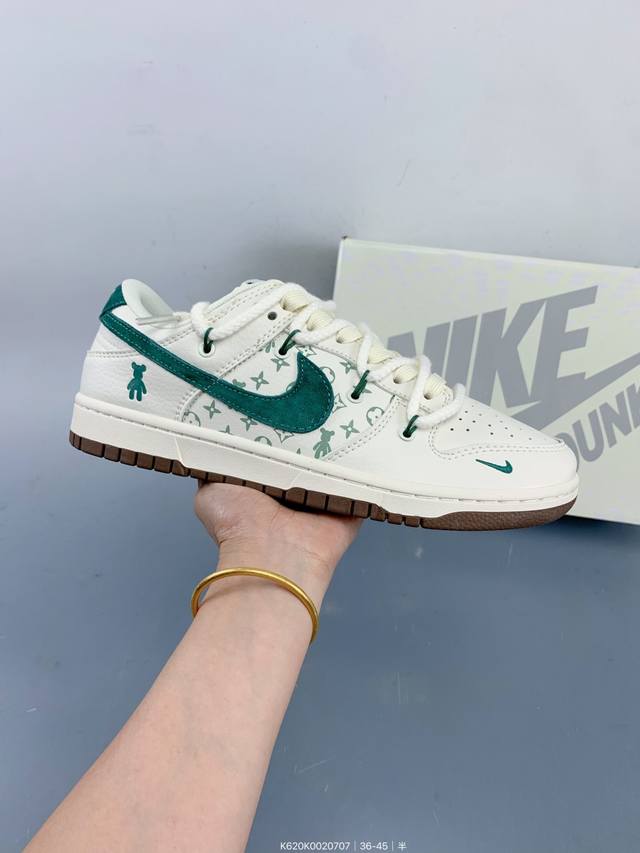 Nike Dunk Low Nike sneakers. Incorporating popular elements of the season, showi