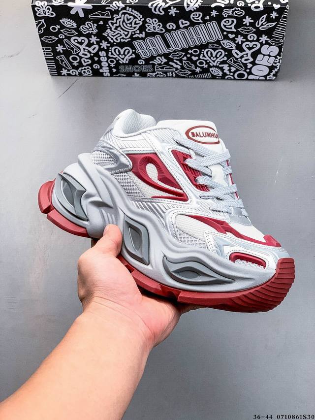 Using leather stitching and breathable mesh fabric upper, lightweight foam rubbe