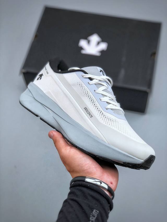 Original version Descente Dynamic Fluid Descente lightweight cushioning breatha