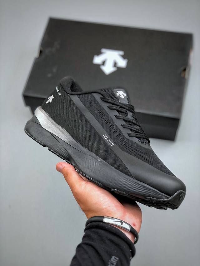 Original version Descente Dynamic Fluid Descente lightweight cushioning breatha