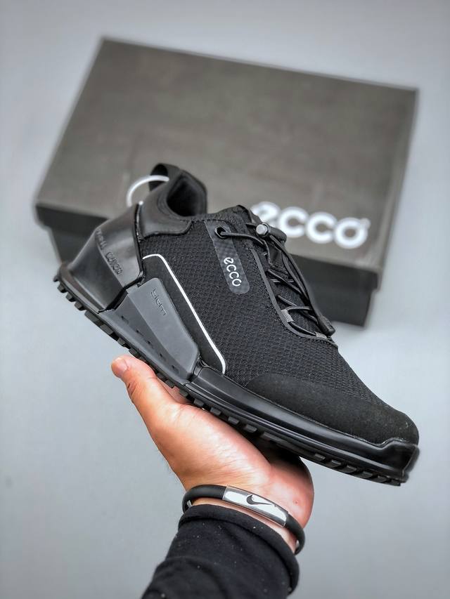 L Ecco leather strips and mesh are breathable, combining classic and modern craf