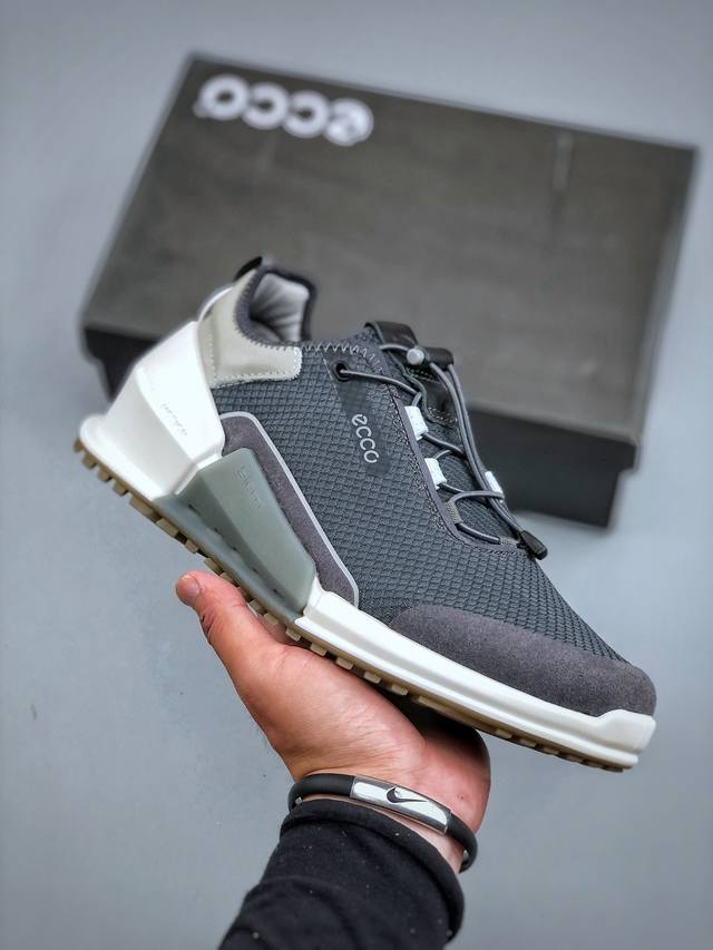 L Ecco leather strips and mesh are breathable, combining classic and modern craf
