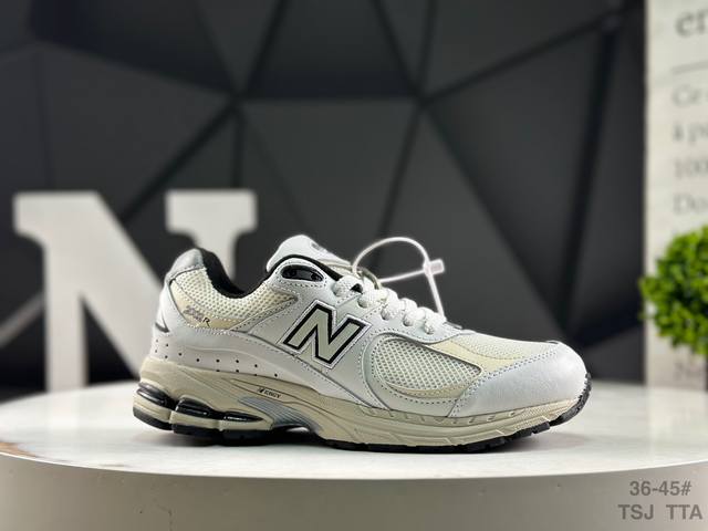 Authentic label with half-size Nb The New Balance 2002R inherits the classic tec