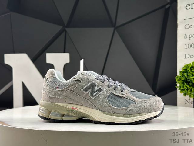 Authentic label with half-size Nb The New Balance 2002R inherits the classic tec
