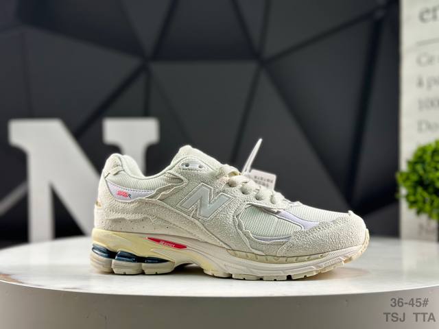 Authentic label with half-size Nb The New Balance 2002R inherits the classic tec