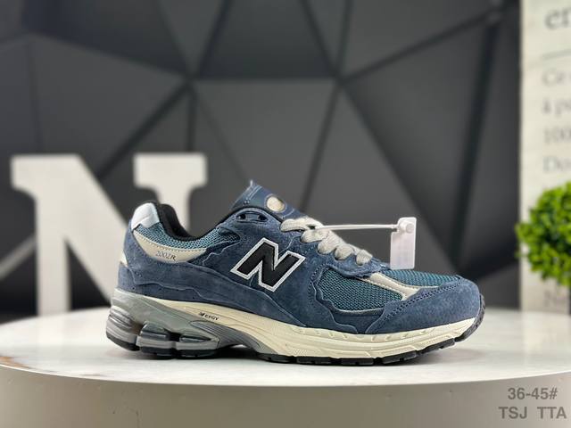 Authentic label with half-size Nb The New Balance 2002R inherits the classic tec