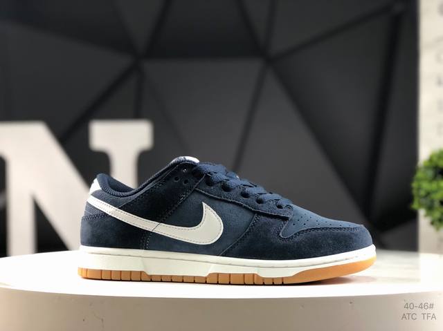 Nike Dunk Low low-top casual sneakers feature a simple design, combined with hig
