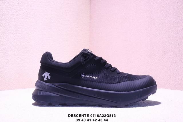 The Descente Dualis men's urban commuter shoe features a Gore-Tex waterproof spo