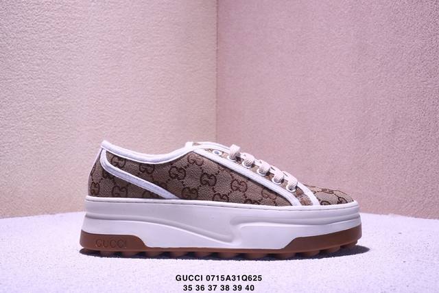 Authentic Gucci Interlocking low-top lace-up sneakers. This eye-catching piece d