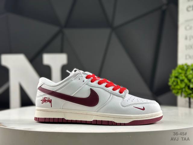 Nike Dunk Low low-top casual sneakers feature a simple design, combined with hig