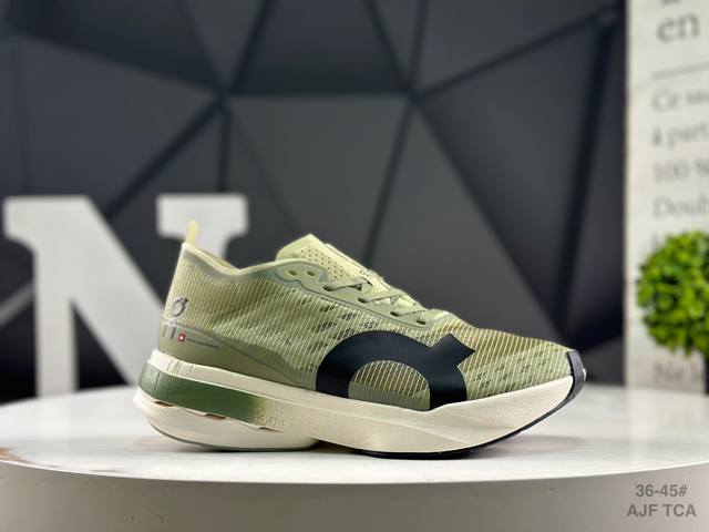 On the Cloud Boom Strike lightweight sports casual shoes! They're very comfortab