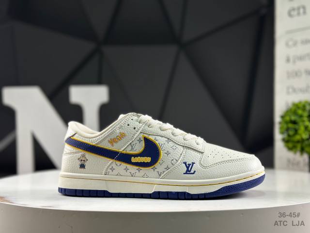 Nike SB Dunk Low. Highly recommended. Made from genuine, top-grain materials. Ex