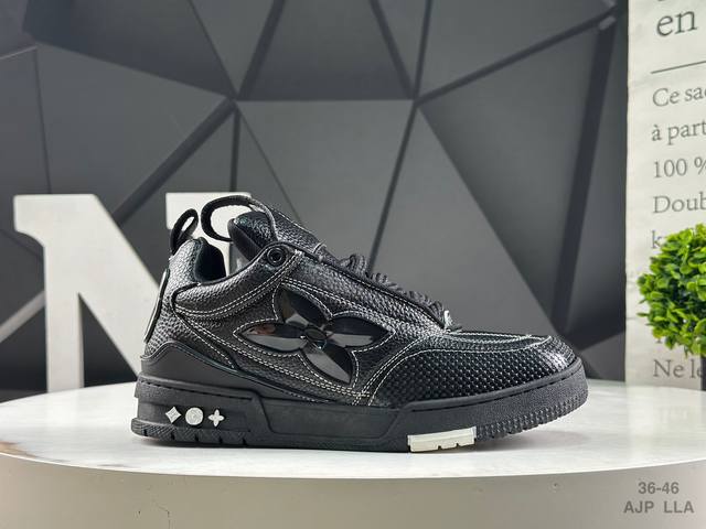 Louis Vuitton Louis Vuitton LV Louis Vuitton sneakers are a favorite among fashi