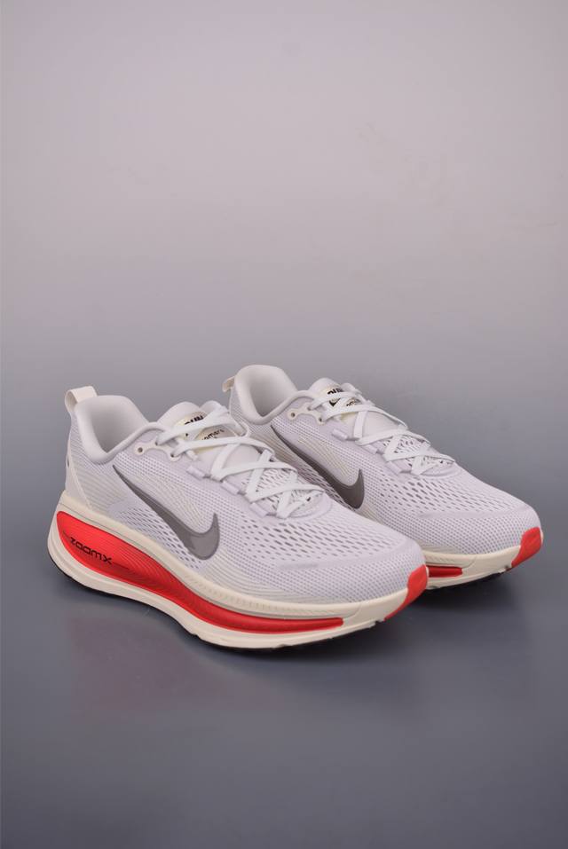 Nike Air Zoom Vomero 18, a running shoe developed with advanced technology, dist