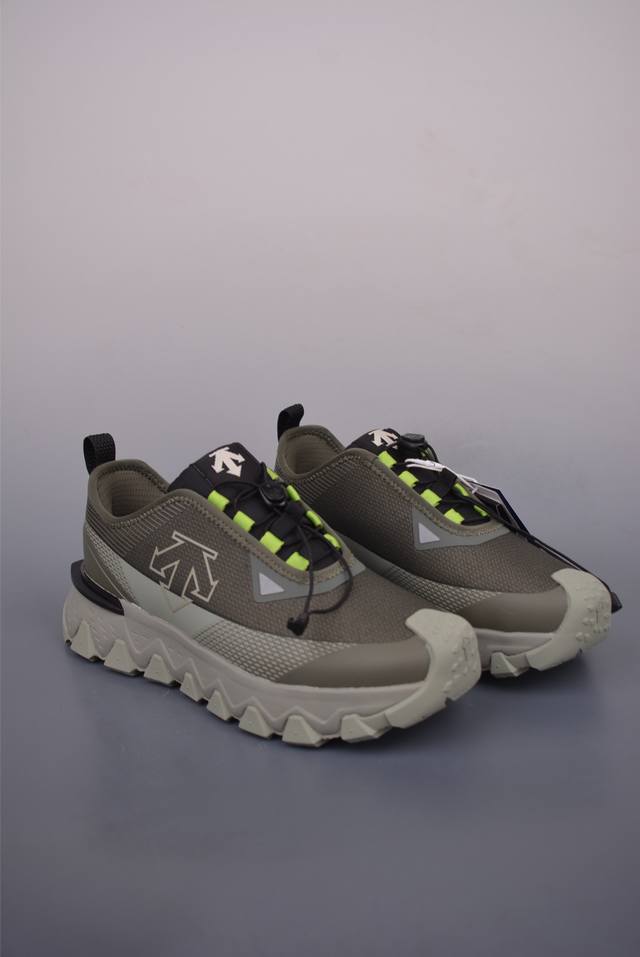 Descente Snow Ride, a lightweight, cushioned, breathable upper with a stylish, c