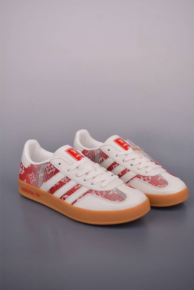 Adidas Samba Og Diy co-branded retro Samba sneakers. Purely produced by the orig