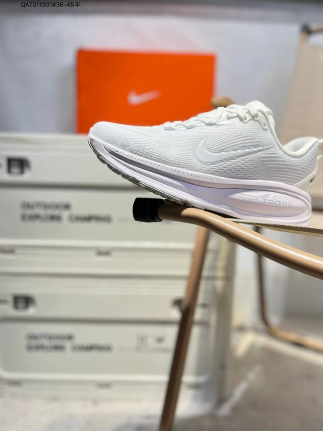 Nk Air Zoom Vomero 18 lightweight and comfortable road running shoes have a soft
