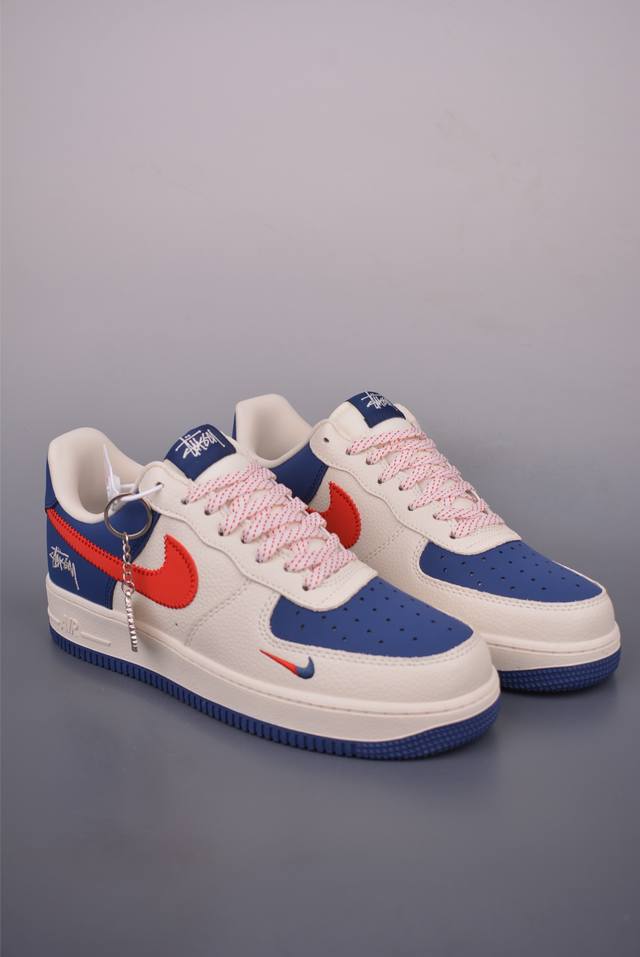 Nike Air Force 1 Low Stussy collaboration, original last and cardboard for a pur