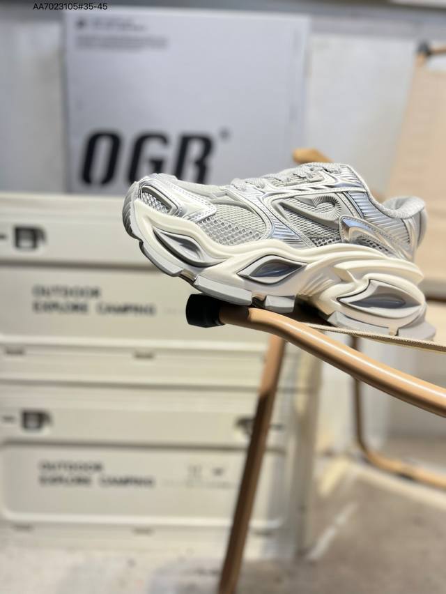 Ogr Limited Edition National Trend Limited Edition features a rubber 3D mecha sh