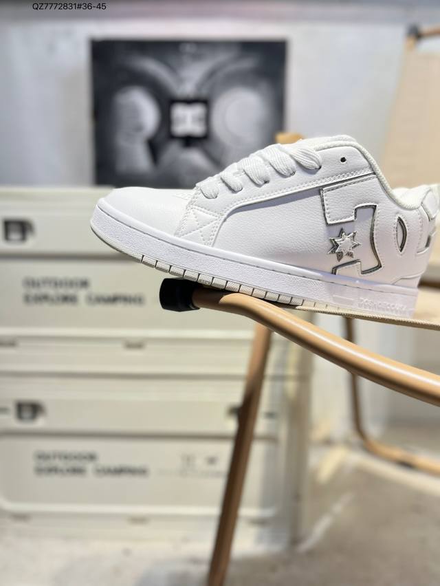 Dc Court Graffik Se Action sneakers feature a minimalist upper with a classic vu