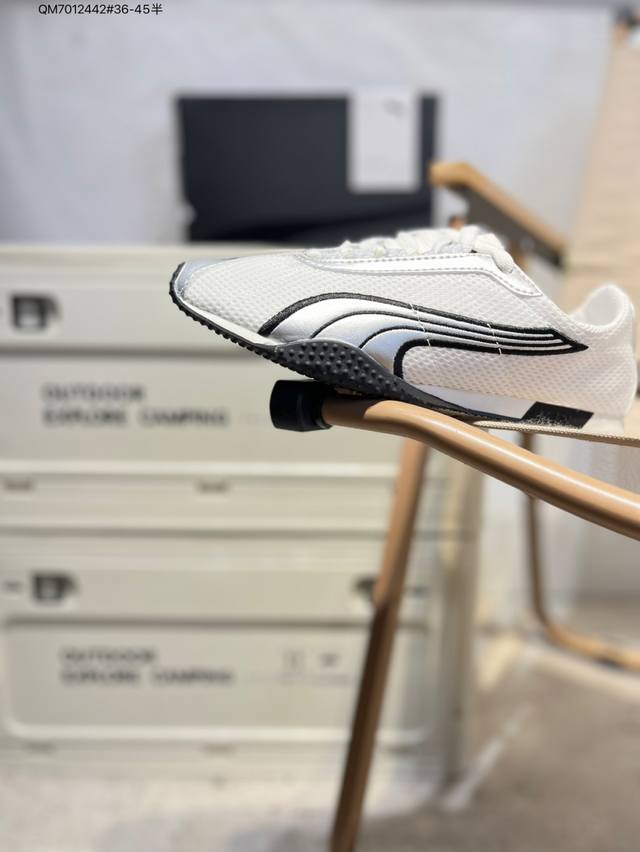 features a fiber leather and breathable mesh upper. The non-slip rubber outsole,