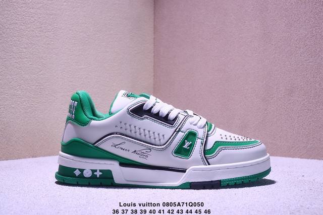 Corporate-grade Louis Vuitton Trainer Sneaker Low, a versatile sneaker for casu