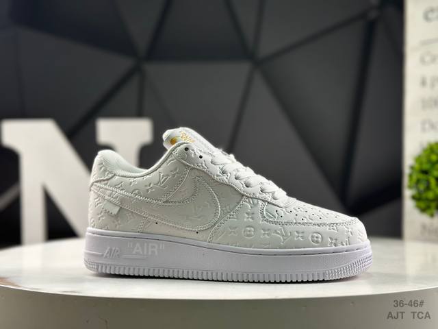 Nike Air Force 1 '07 Low, a versatile, casual sneaker with a thick sole and hei
