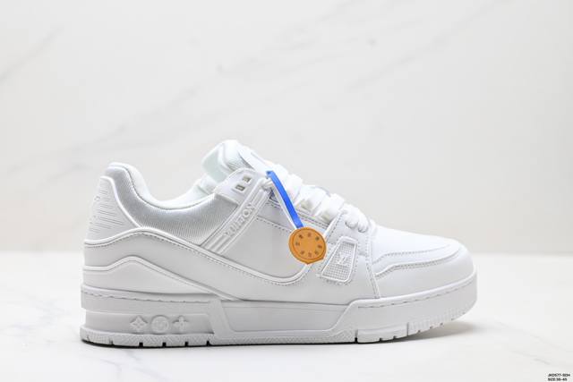 Corporate-grade Louis Vuitton Trainer Sneaker Low, a versatile sneaker for casu