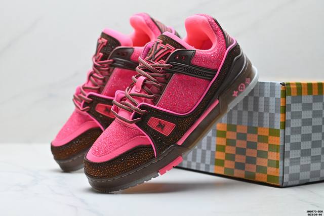 Corporate-grade Louis Vuitton Trainer Sneaker Low, a versatile sneaker for casu