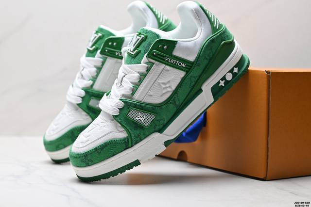 Corporate-grade Louis Vuitton Trainer Sneaker Low, a versatile sneaker for casu