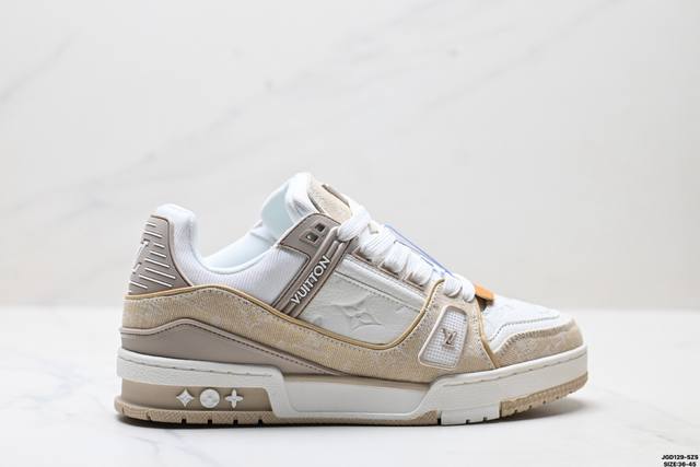 Corporate-grade Louis Vuitton Trainer Sneaker Low, a versatile sneaker for casu
