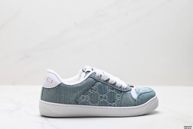 Company-grade upper made of ultra-soft nubuck calfskin and pure cotton jacquard
