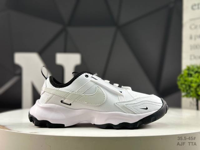 Nike Tc 7900 new dad shoes are injected with extraordinary fashion breath to cre