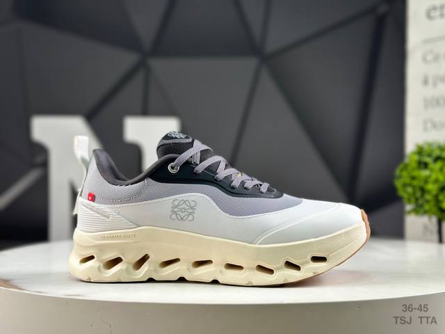 On Loewe lightweight sports casual shoes! Very comfortable, with a soft and well